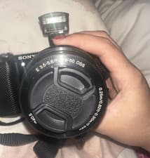 Sony Alpha A5000 Mirrorless Camera w/ 16-50mm lens 20.1MP Tiltable Screen- Black